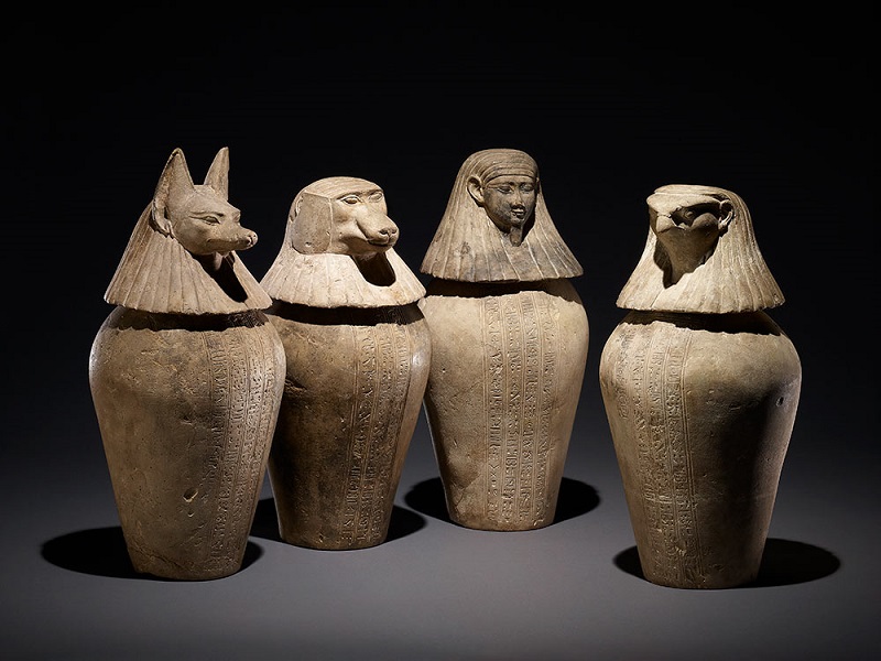 Exposición «Momias de Egipto» en CaixaForum | Vasos canopos, utilizados para preservar los órganos de los difuntos (imagen: CaixaForum)