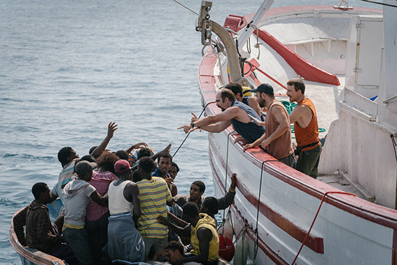 «La ley del mar»: inauguración de lujo | Los inmigrantes eritreos son subidos a bordo de la embarcación (imagen: South International Series Festival)