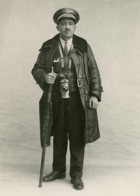 «Los 20 del XX» | El sereno Justino Fernández (imagen: Archivo Regional de la Comunidad de Madrid)