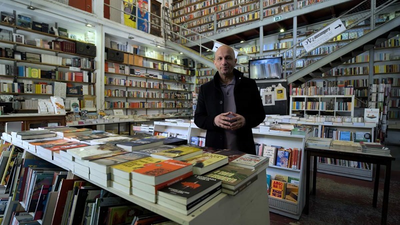 «Booklovers», la serie para bibliófilos | Jorge Carrión en la librería lisboeta Ler Devagar (imagen: CaixaForum)
